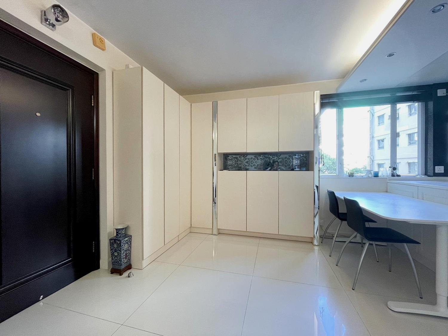 全屋裝修企理,大廳設有一組儲物大櫃,收納空間充裕。