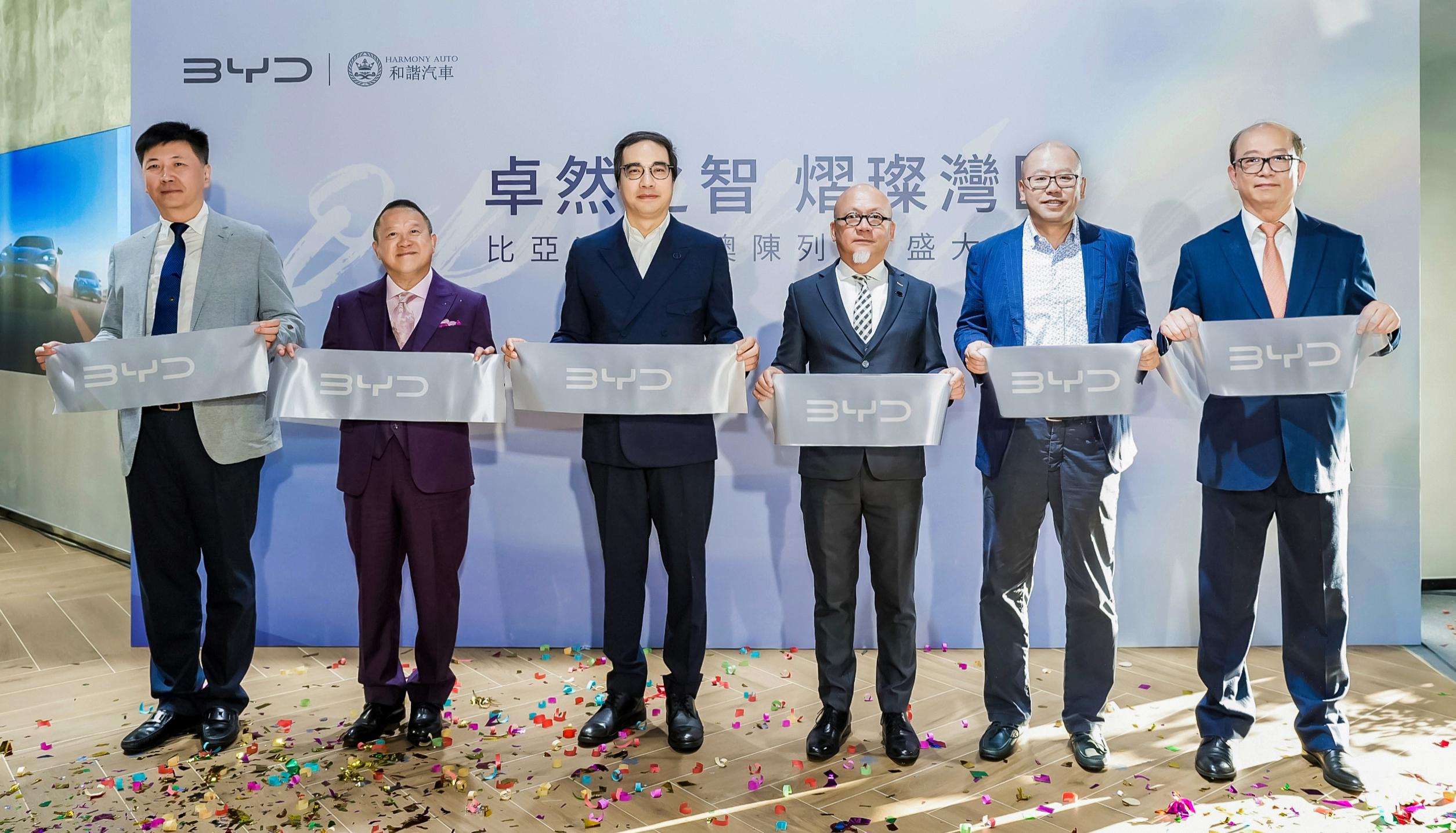 左起:香港特別行政區選舉委員會委員宋嘉桓太平紳士、香港著名影視明星、TVB總經理(節目內容營運)曾志偉先生、中國和諧汽車控股董事會主席馮長革先生、BYD (H.K.) CO., LTD乘用車運營總監張景榮先生、摩根大通亞太高級顧問、前摩根大通中國CEO黃國濱先生與智絡充電有限公司行政總裁李永生先生為比亞迪將軍澳陳列室開業剪綵。
