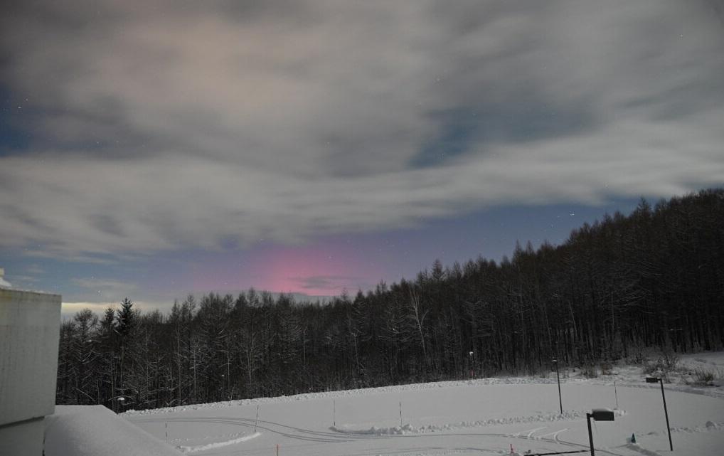 北海道淡紅極光美景。(互聯網)