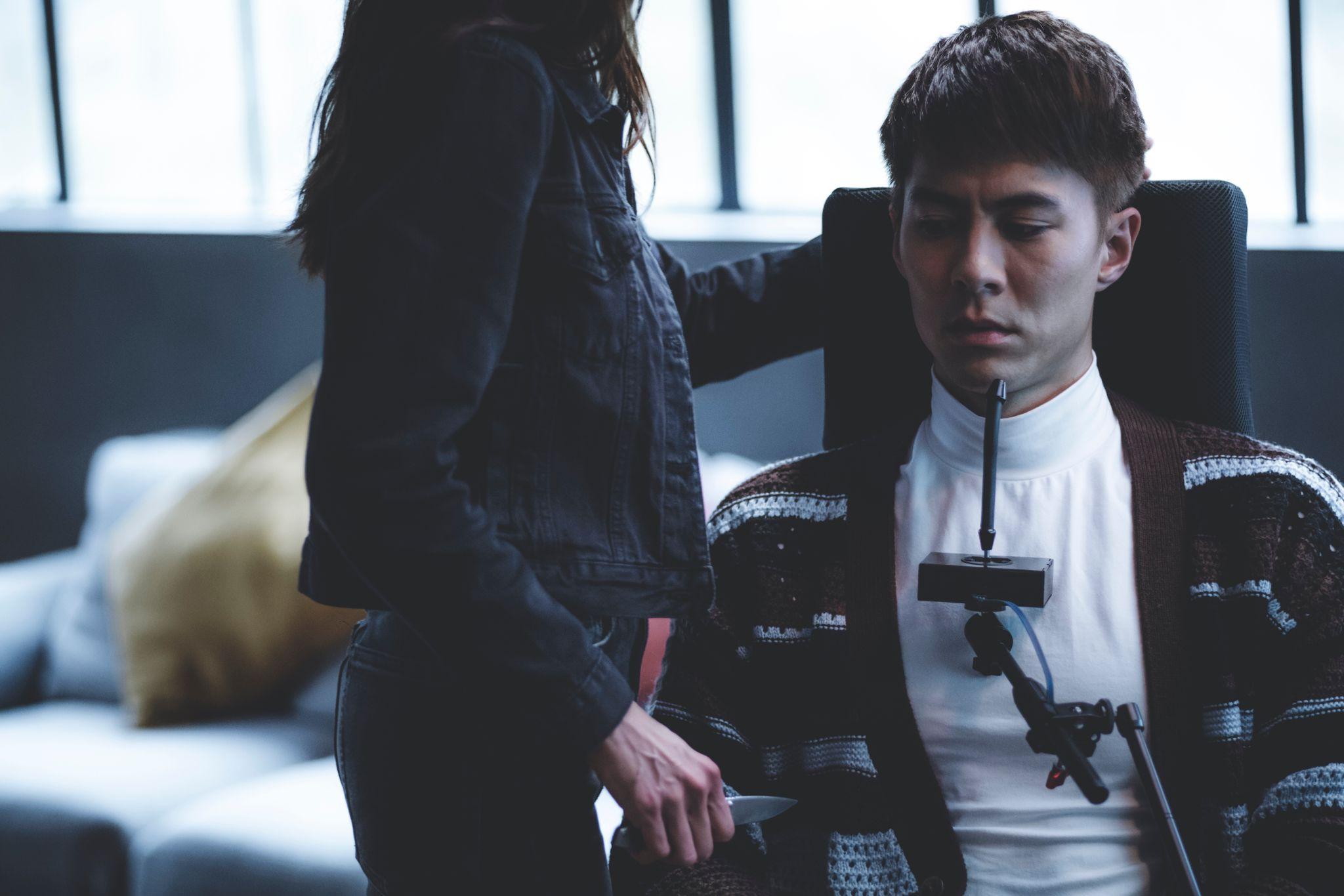 《叠影狙擊》早前已在內地率先播出,飛飛最後竟被梁曦下毒手。