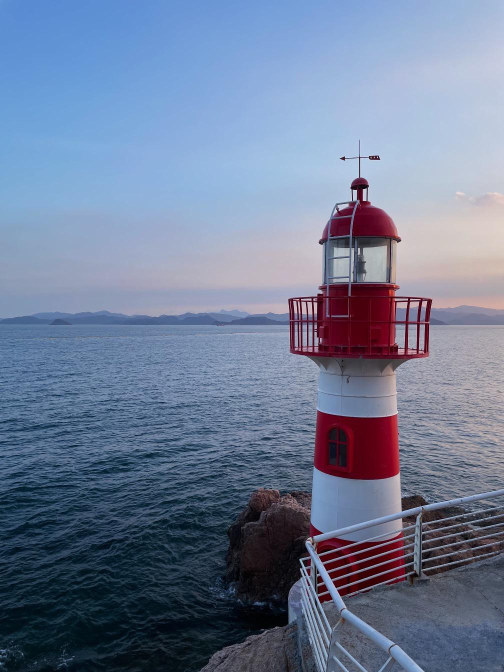 在海濱棧道最東的盡頭處,便會見到背仔角燈塔,耀眼的紅白燈塔在蔚藍海域的映襯下十分奪目,輕輕鬆鬆就能拍出好看的照片。(圖片來源:視覺中國)