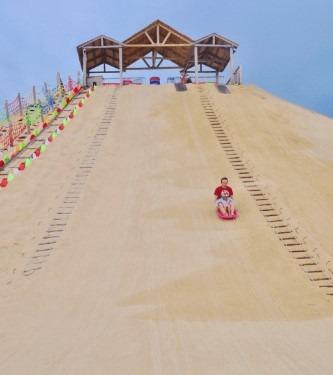 大梅沙海濱公園內有很多有趣的活動項目,圖為滑沙。(網上圖片).