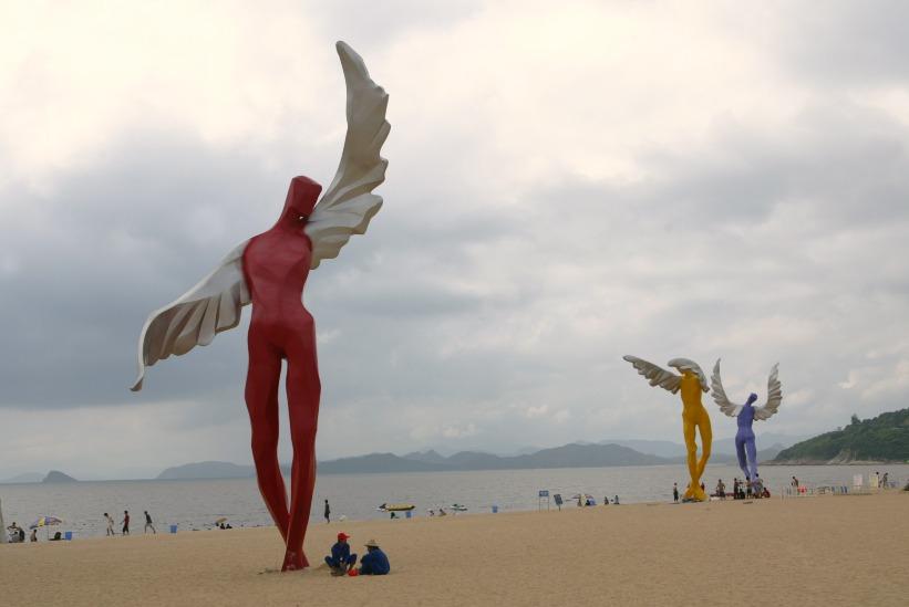 大梅沙海濱公園是深圳一個頗具規模的沙灘,沙灘上的具型雕塑是它的標誌。(圖片來源:視覺中國)