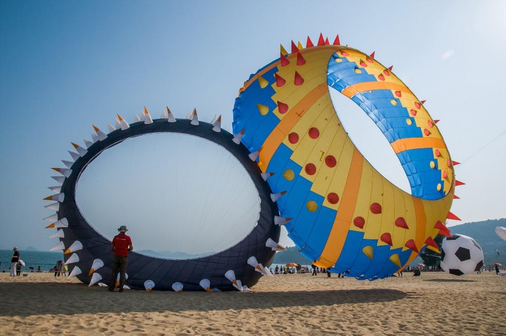 大梅沙海濱公園有很多設施,有動力傘、摩托艇、酒吧及燒烤場等,黃金色的沙灘上不定期舉辦國際活動,圖為2013年舉辦的國際風箏節。 (圖片來源:視覺中國)
