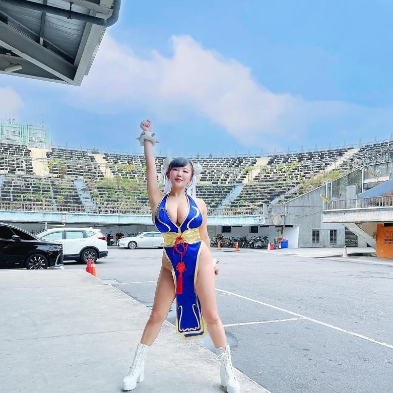 天木純Cosplay「春麗」,一身爆乳及高衩造型相當吸睛。