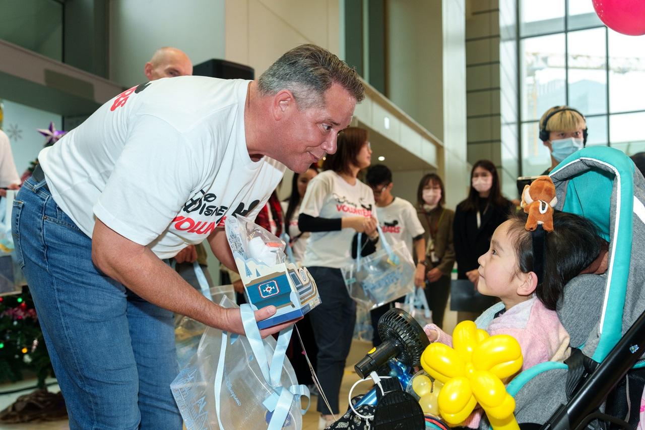 左一為香港迪士尼樂園度假區行政總裁莫偉庭