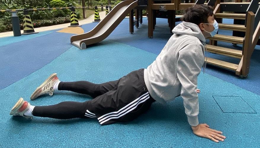 平躺於地上,下身緊貼於地上。