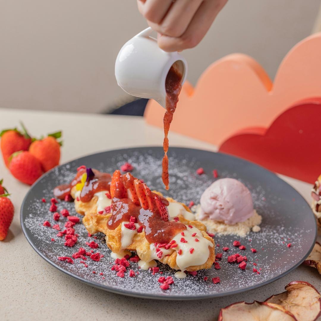 士多啤梨芝士奶蓋牛角包窩夫