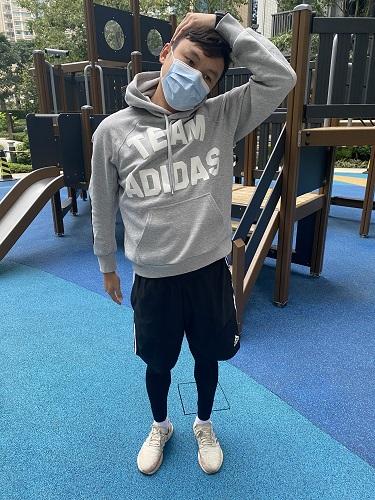 慢慢把頭向左邊拉。