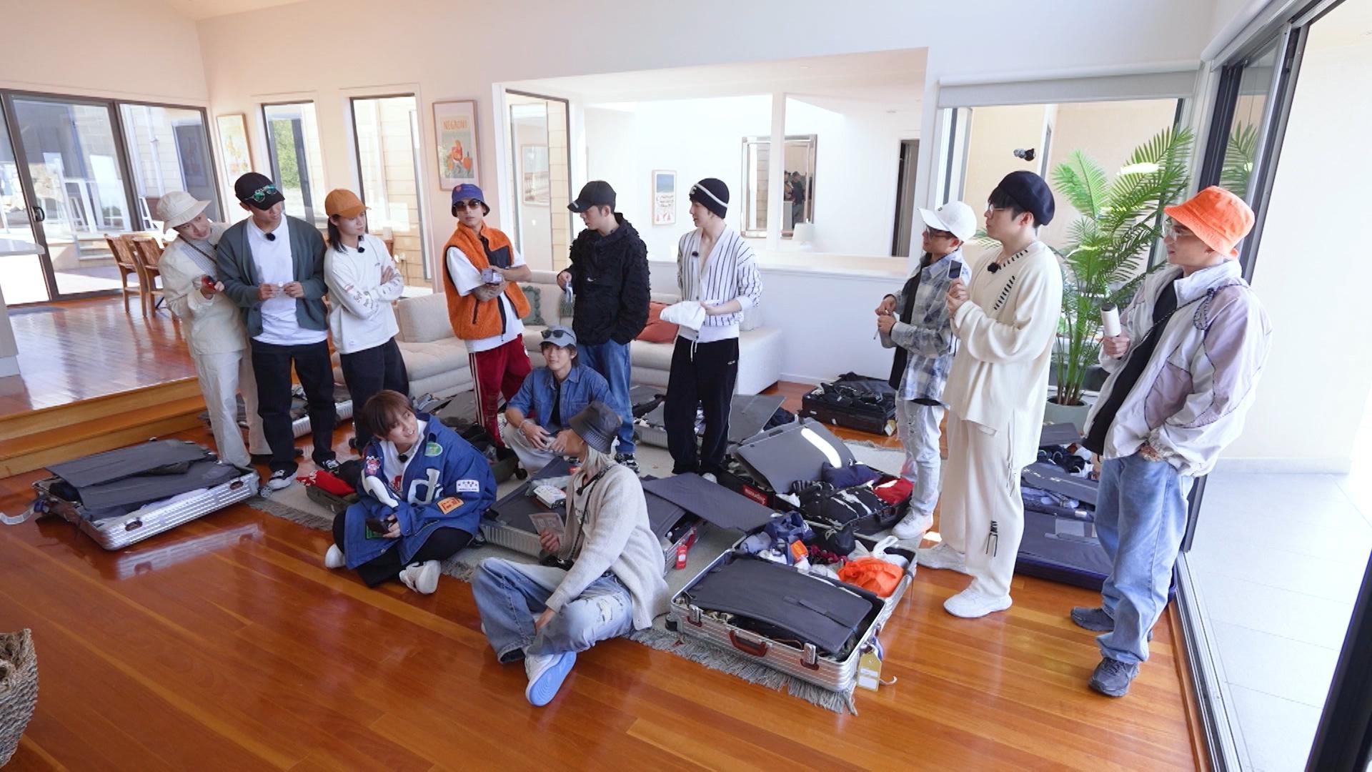 成員都各自拿出認為「最MIRROR的物品」。