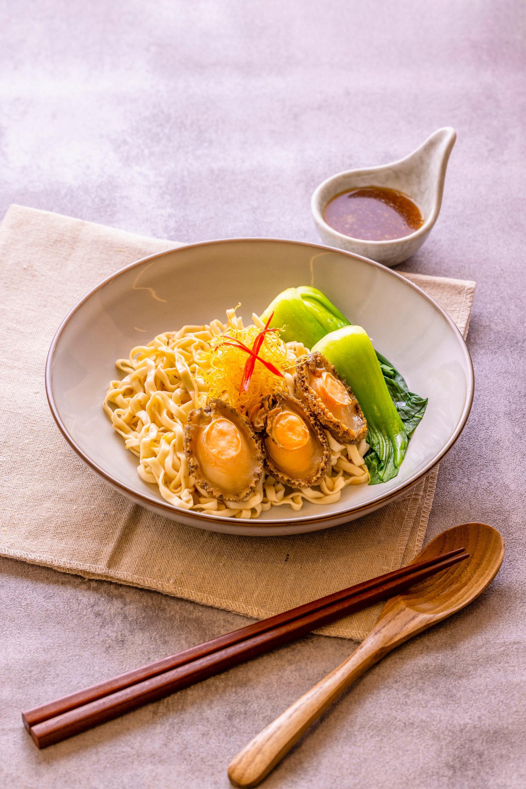 KiKi麵店日式慢煮磯燒鮑魚拌麵