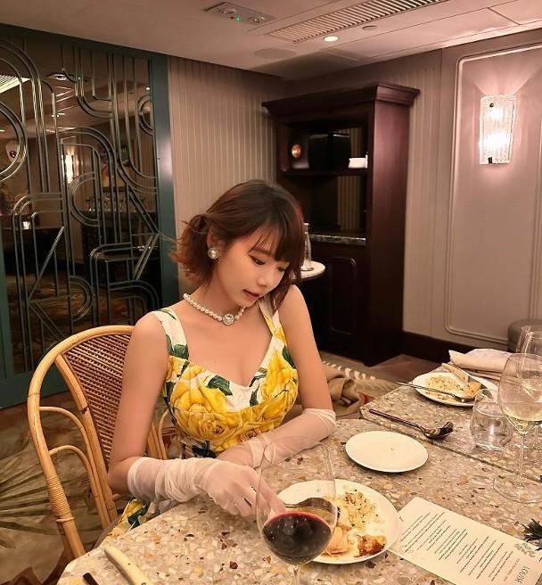 明禎穿着低胸花裙,十分省鏡。