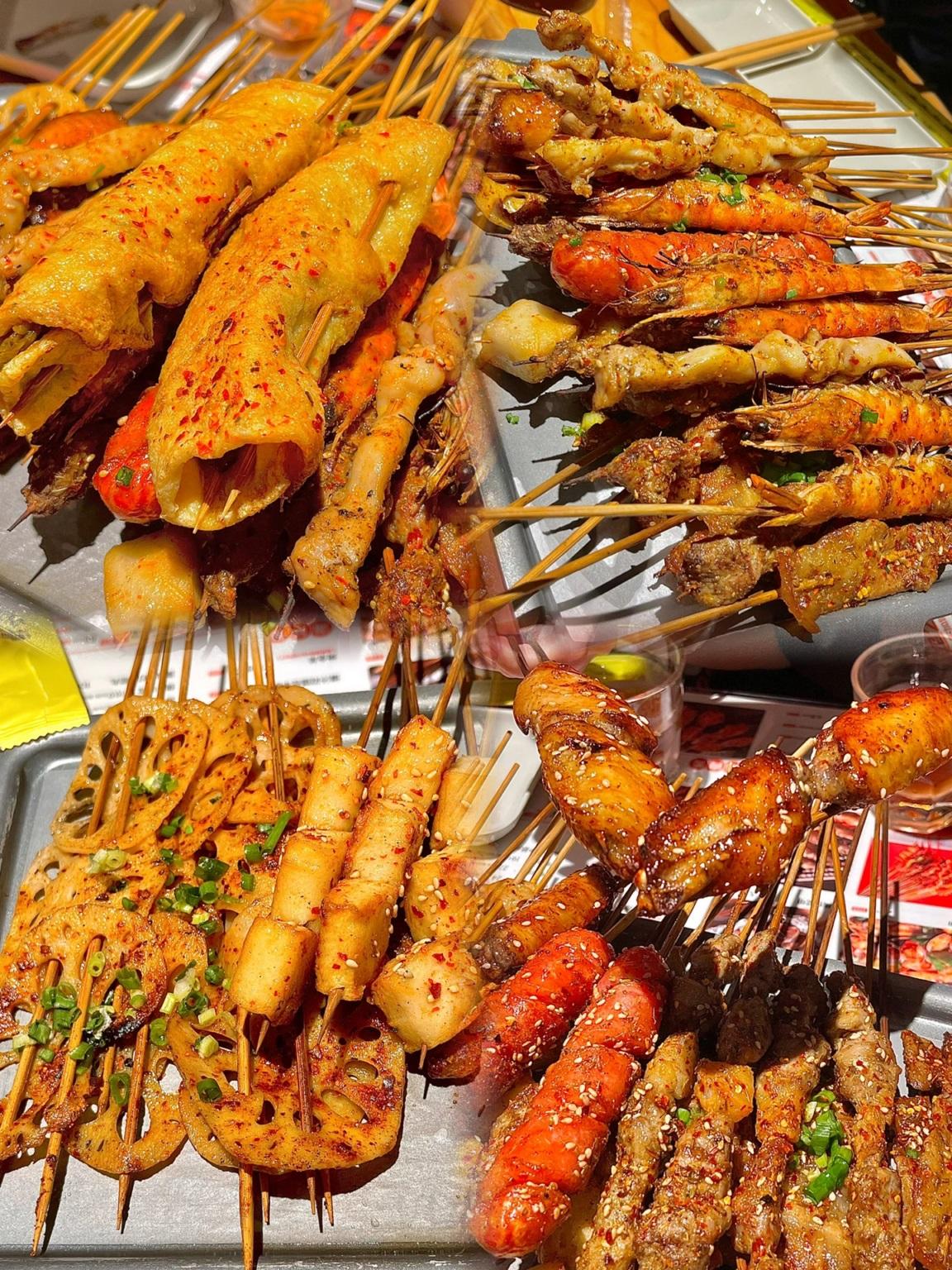 「木屋燒烤」在深圳超受歡迎,主打肉類和海鮮串燒,招牌包括烤生蠔、蜜汁雞翅、烈焰牛肉等。(小紅書圖片)