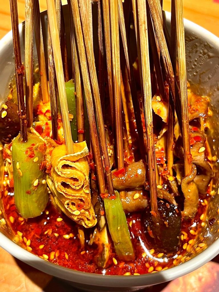 「木屋燒烤」在深圳超受歡迎,主打肉類和海鮮串燒,招牌包括烤生蠔、蜜汁雞翅、烈焰牛肉等。(小紅書圖片)