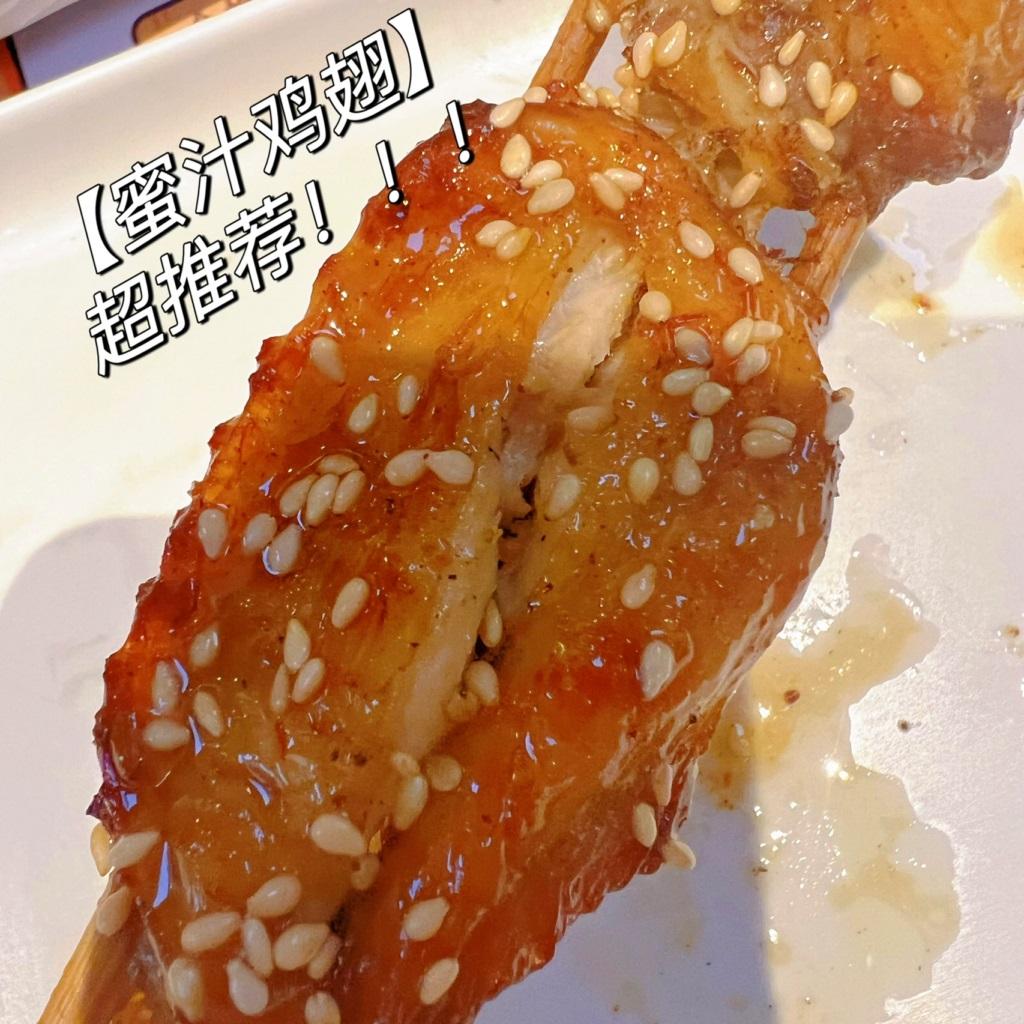 「木屋燒烤」在深圳超受歡迎,主打肉類和海鮮串燒,招牌包括烤生蠔、蜜汁雞翅、烈焰牛肉等。(小紅書圖片)