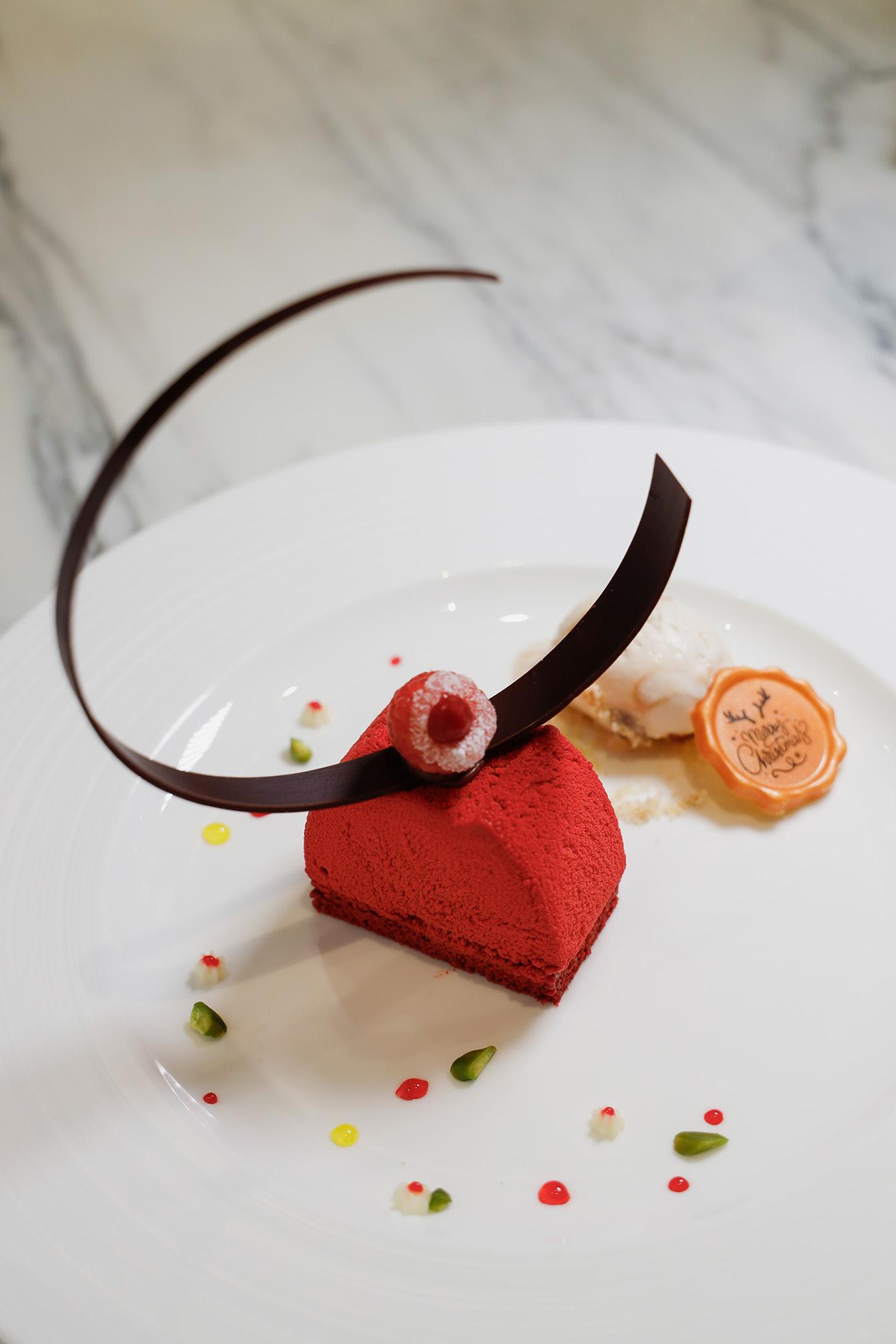 朱古力樹根蛋糕配香料朗姆提子雪糕