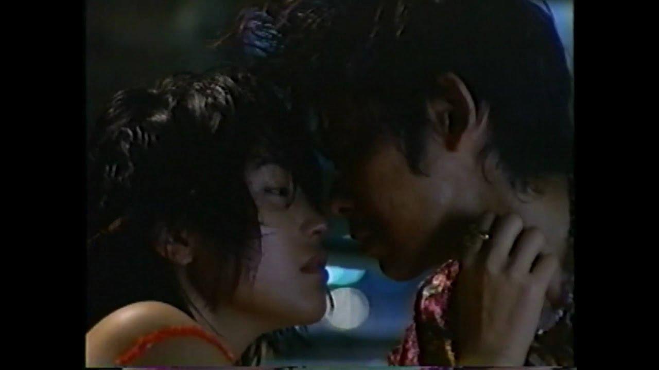 周海媚曾於90年代尾進軍日本,當時夥拍永瀨正敏演出手機廣告系列。