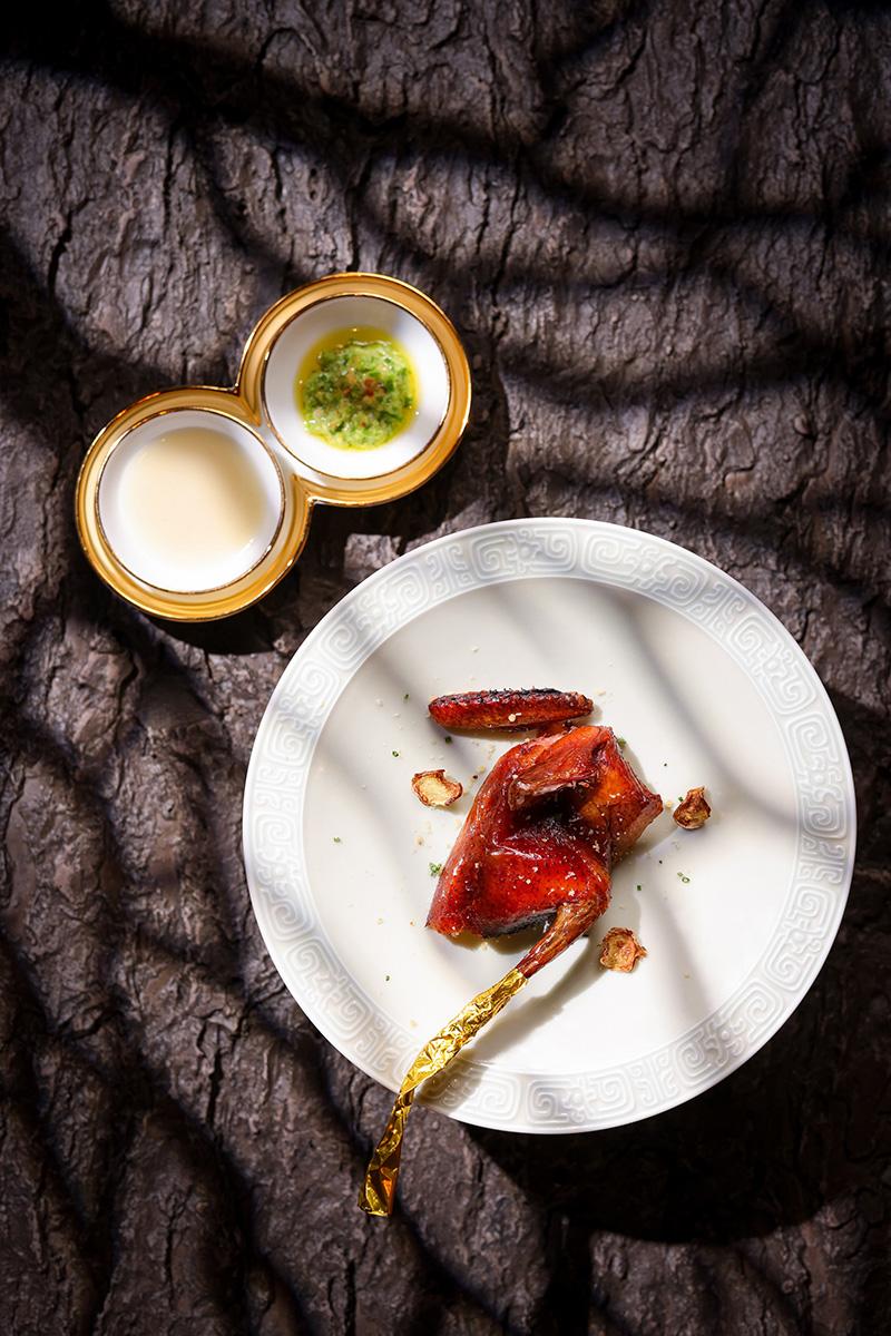 沙薑鹽焗太子鴿─先焗再以油淋得皮脆令肉汁豐沛又有十足的脆皮,工夫雖多了但味道與口感更佳。
