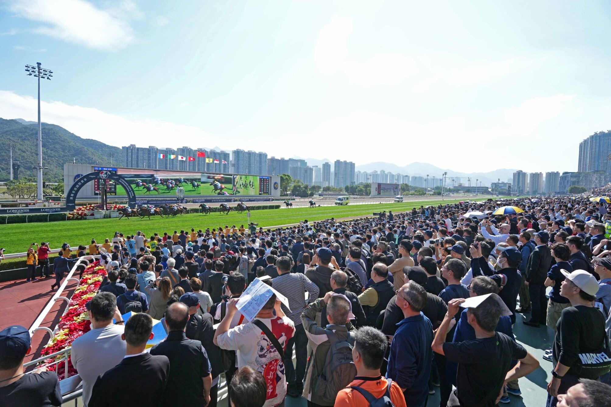 浪琴香港國際賽事在沙田馬場圓滿舉行,沙田馬場內人山人海。