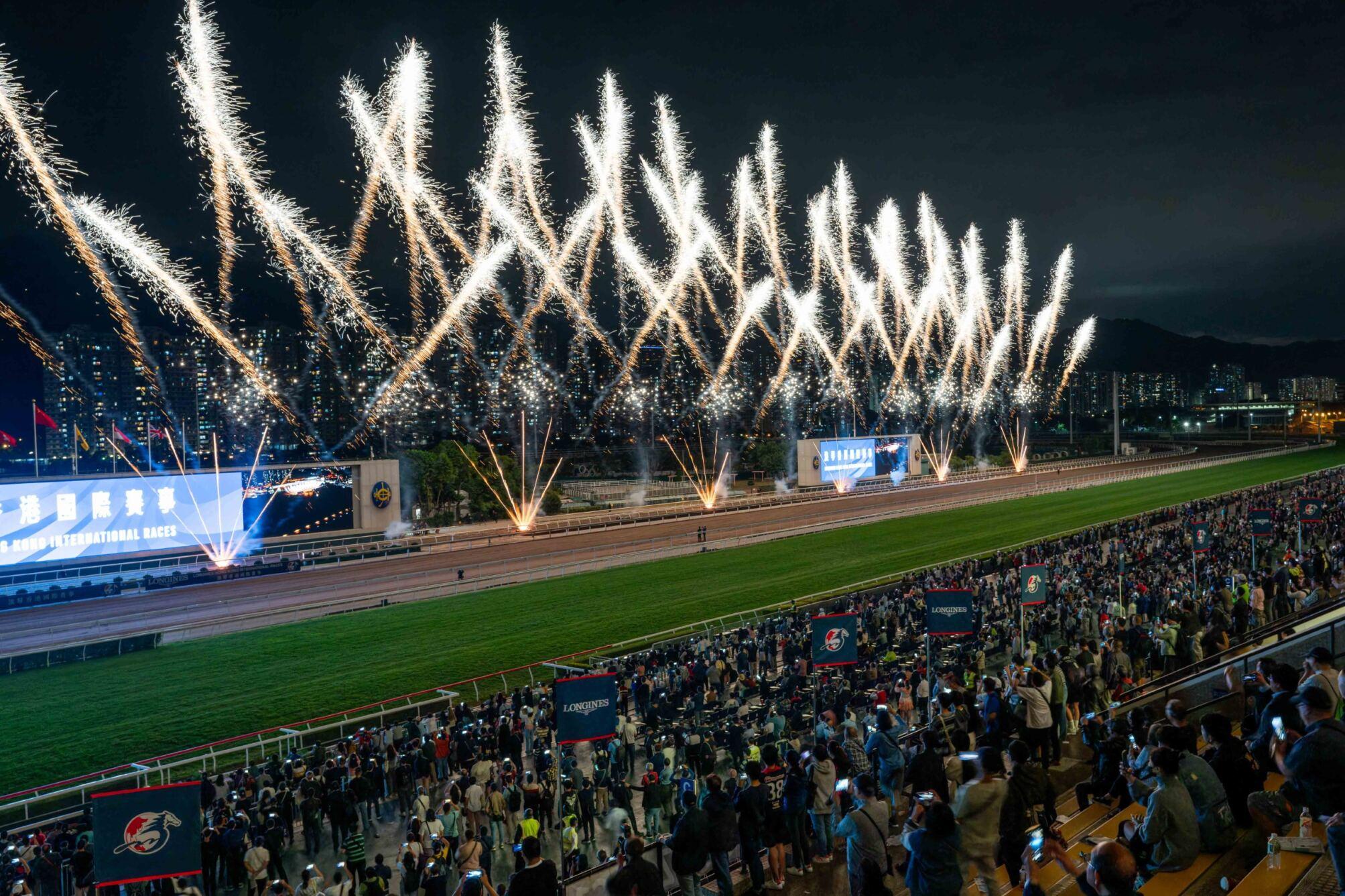 浪琴香港國際賽事賽事結束後,賽道旁上演壓軸的煙火匯演,為全日賽事劃上圓滿句號。