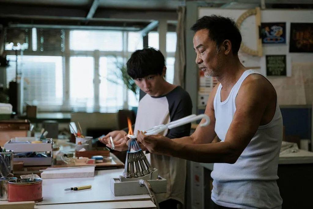 燈火闌珊被奧斯卡DQ|Leo感激師傅知遇之恩和耐心教導,所以拼盡全力重現燈牌,一圓師傅的遺願。(圖片來源:官方劇照)