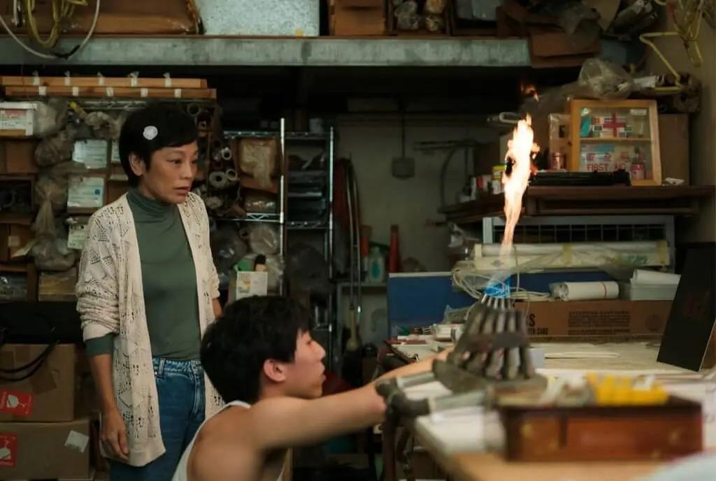 燈火闌珊被奧斯卡DQ|美香在拍攝眾籌影片時,發現Leo錄下的遺言,才驚覺Leo那晚戴上頭罩是為了吸石油氣自殺。(圖片來源:官方劇照)