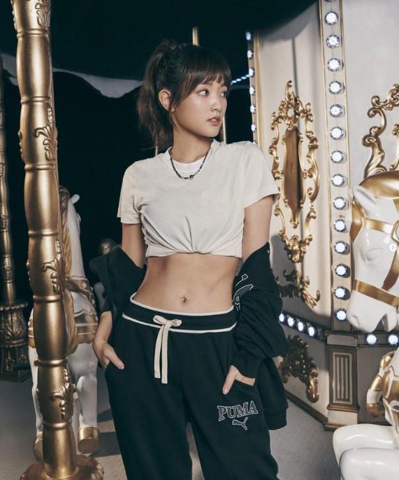 王淨今日在IG分享一張露出小蠻腰的廣告相。