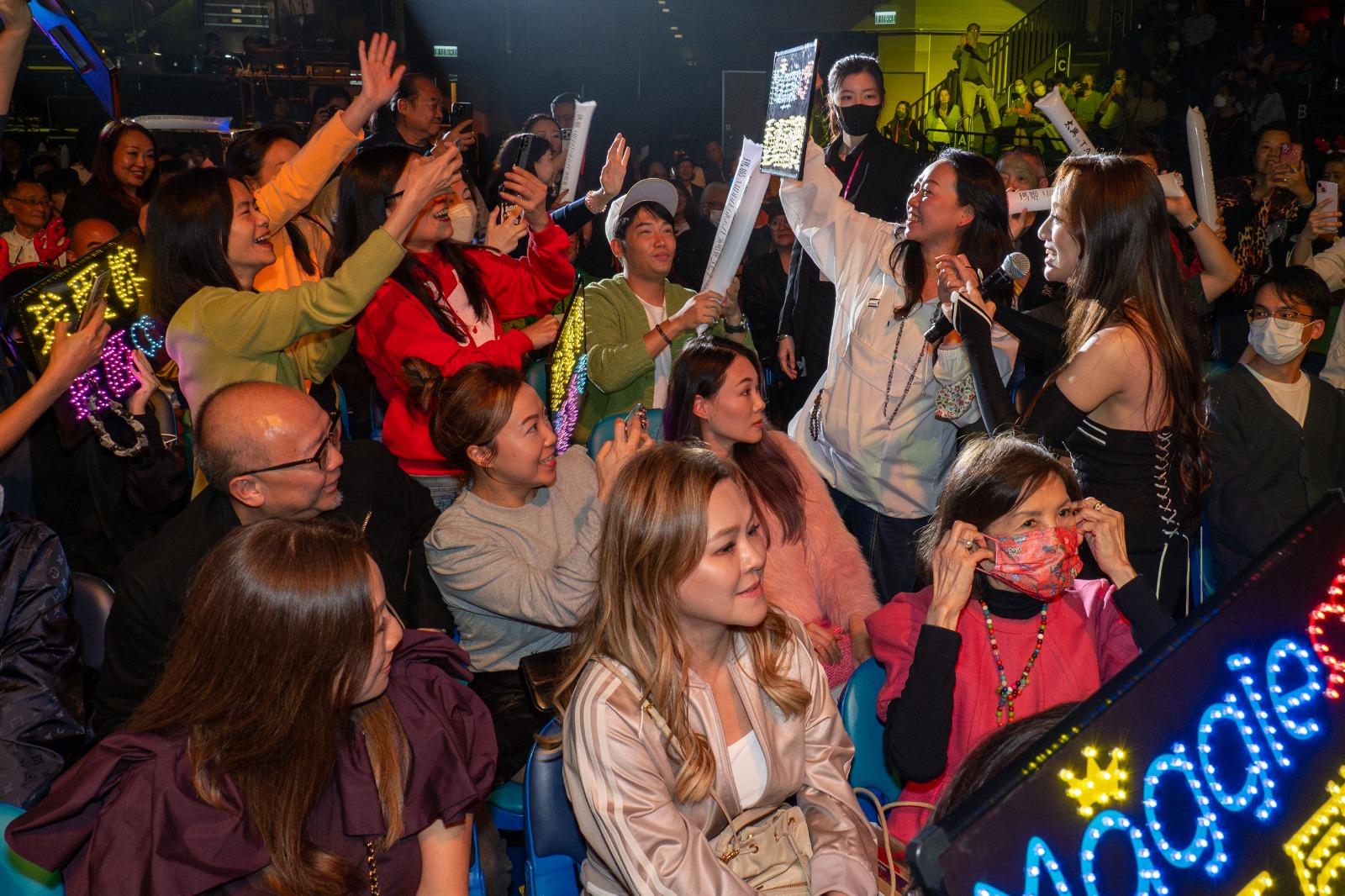 瑪姬落台與觀眾打成一片。