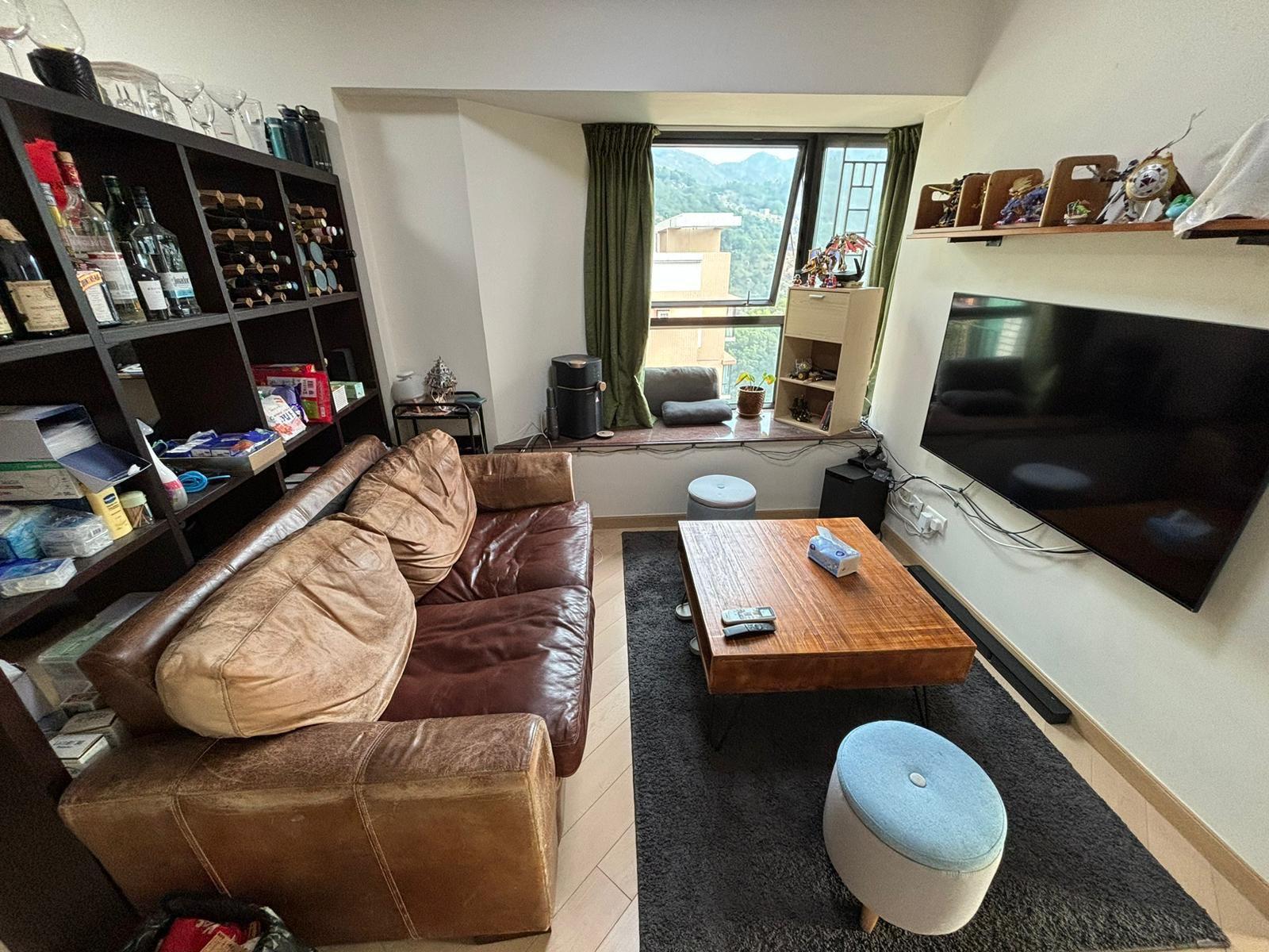 客廳一邊面向山巒,空氣清新流通。