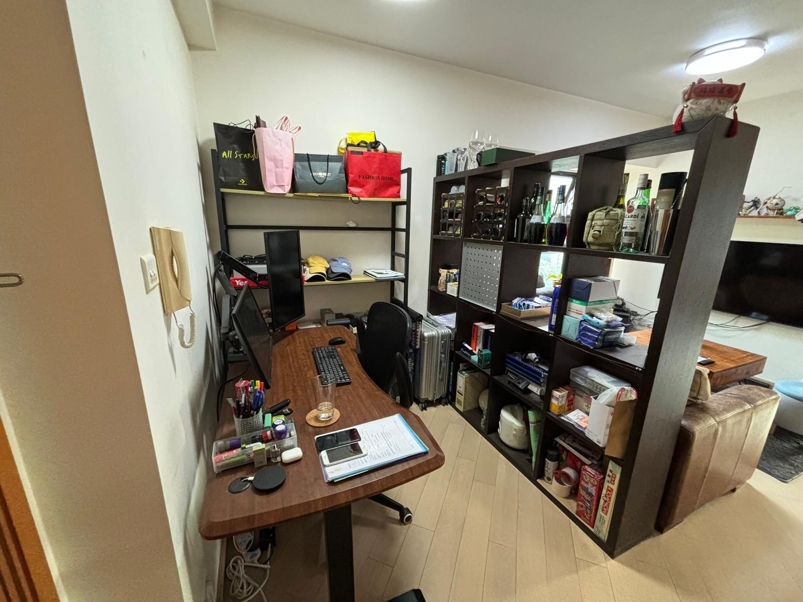 利用收納櫃分隔出大廳部分地方作為工作間,空間仍見使。