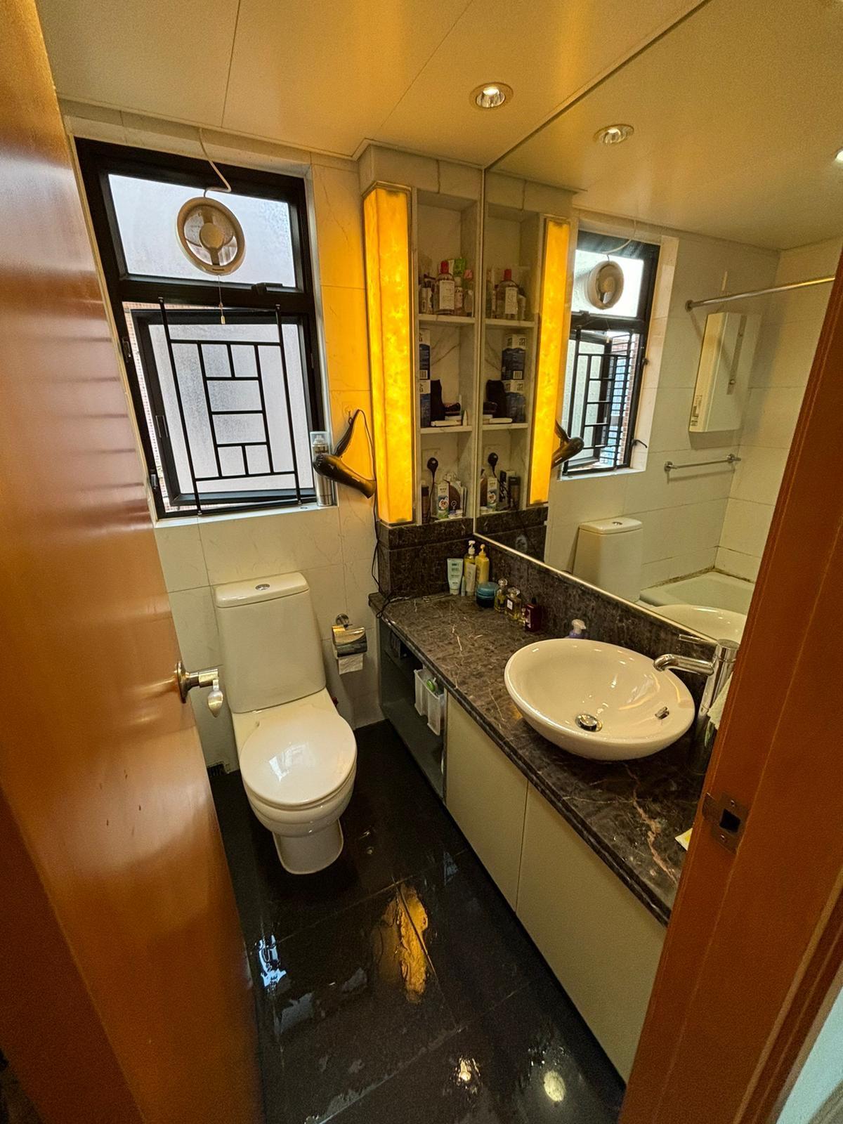 浴室設有大窗,衛生通爽。