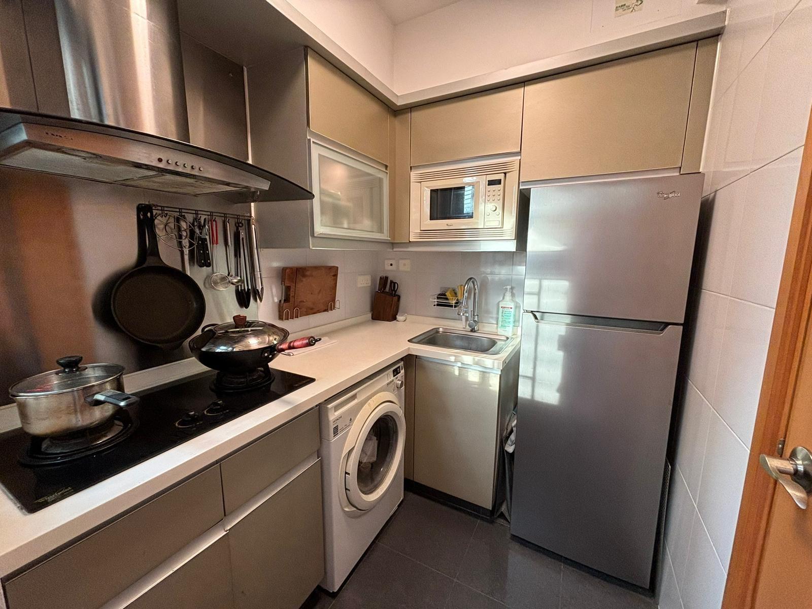 廚房面積頗闊大,配套仍新淨。