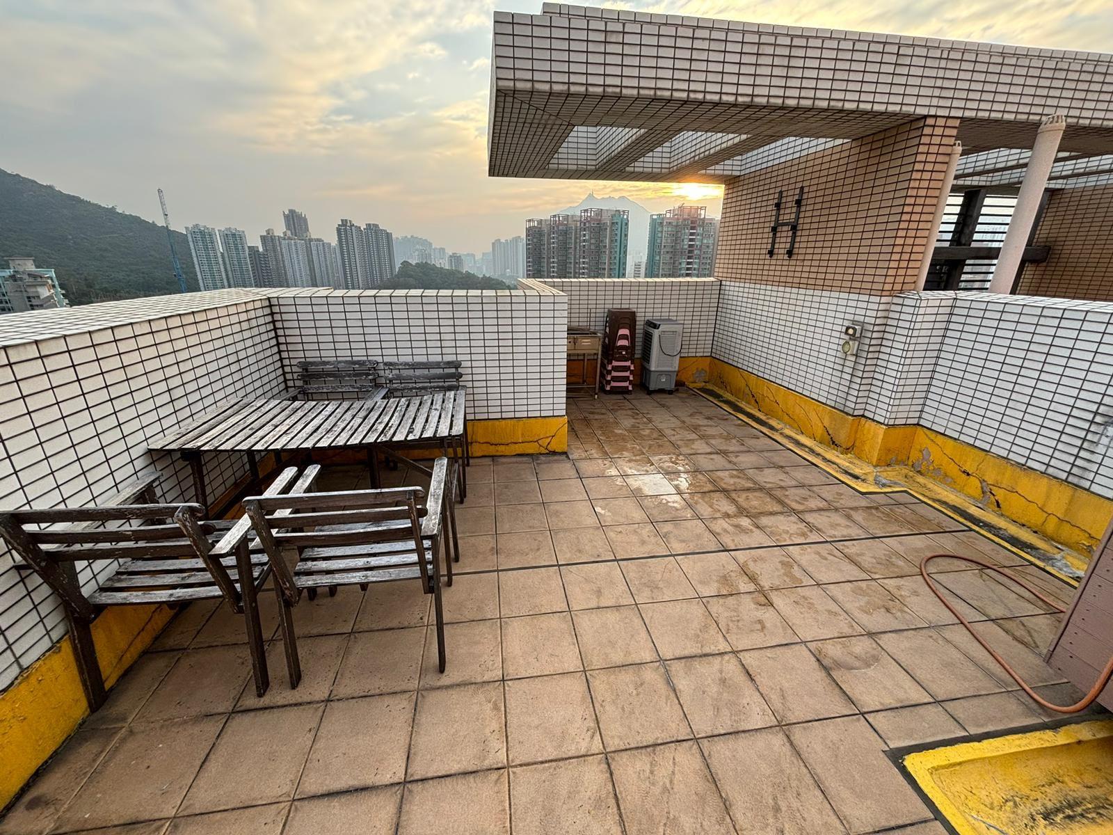 天台活動空間充足,適合放空、曬太陽及燒烤等用途。