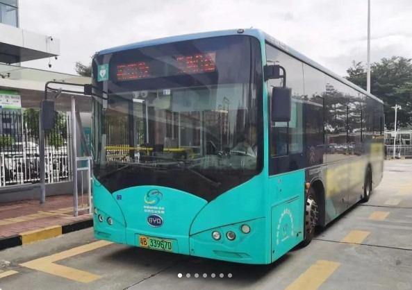 福田口岸巴士專線總站在福田口岸公交總站,粉藍色車身是它的招牌標記。(圖片來源:深港指南@小紅書)