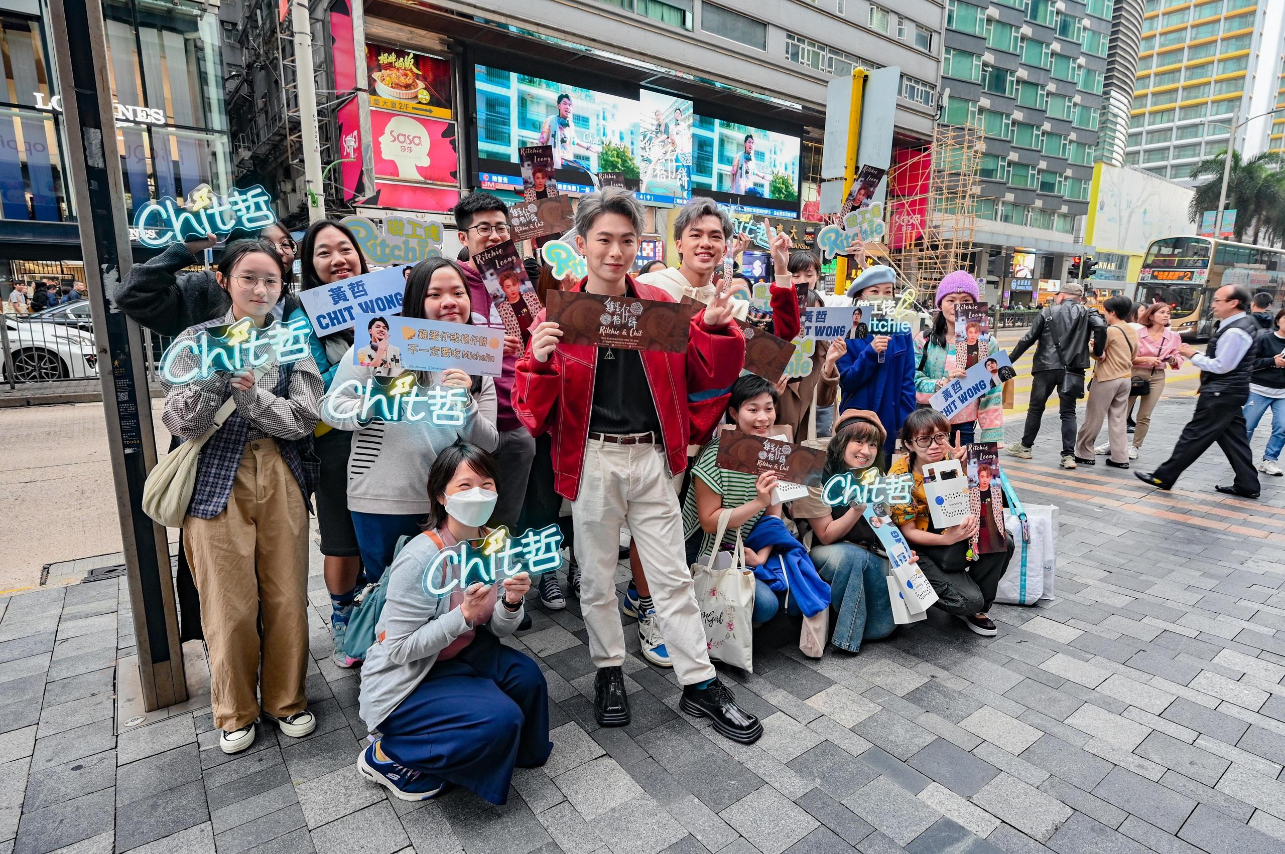 「做工佬」Ritchie孖Chit在尖沙咀busking,並與粉絲合照。