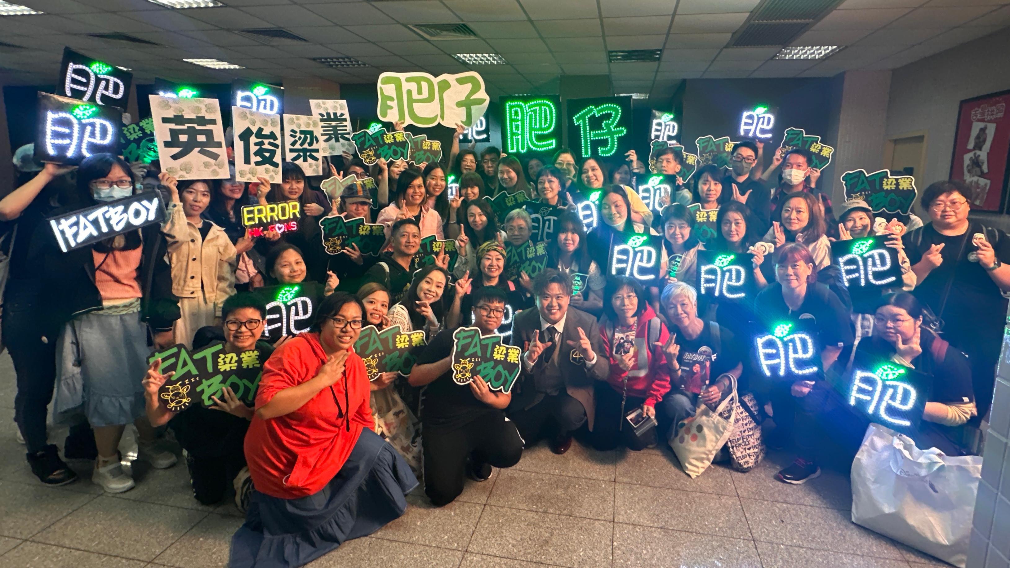 ERROR推出團歌《四五成群》,邀300粉絲拍MV及大戲照。