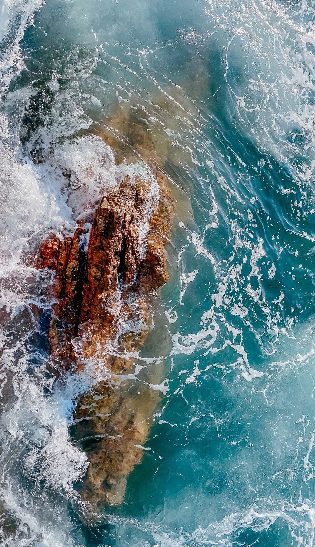 背仔角燈塔前,海水清澈見底,是有名的「玻璃海」。(網上圖片 ).