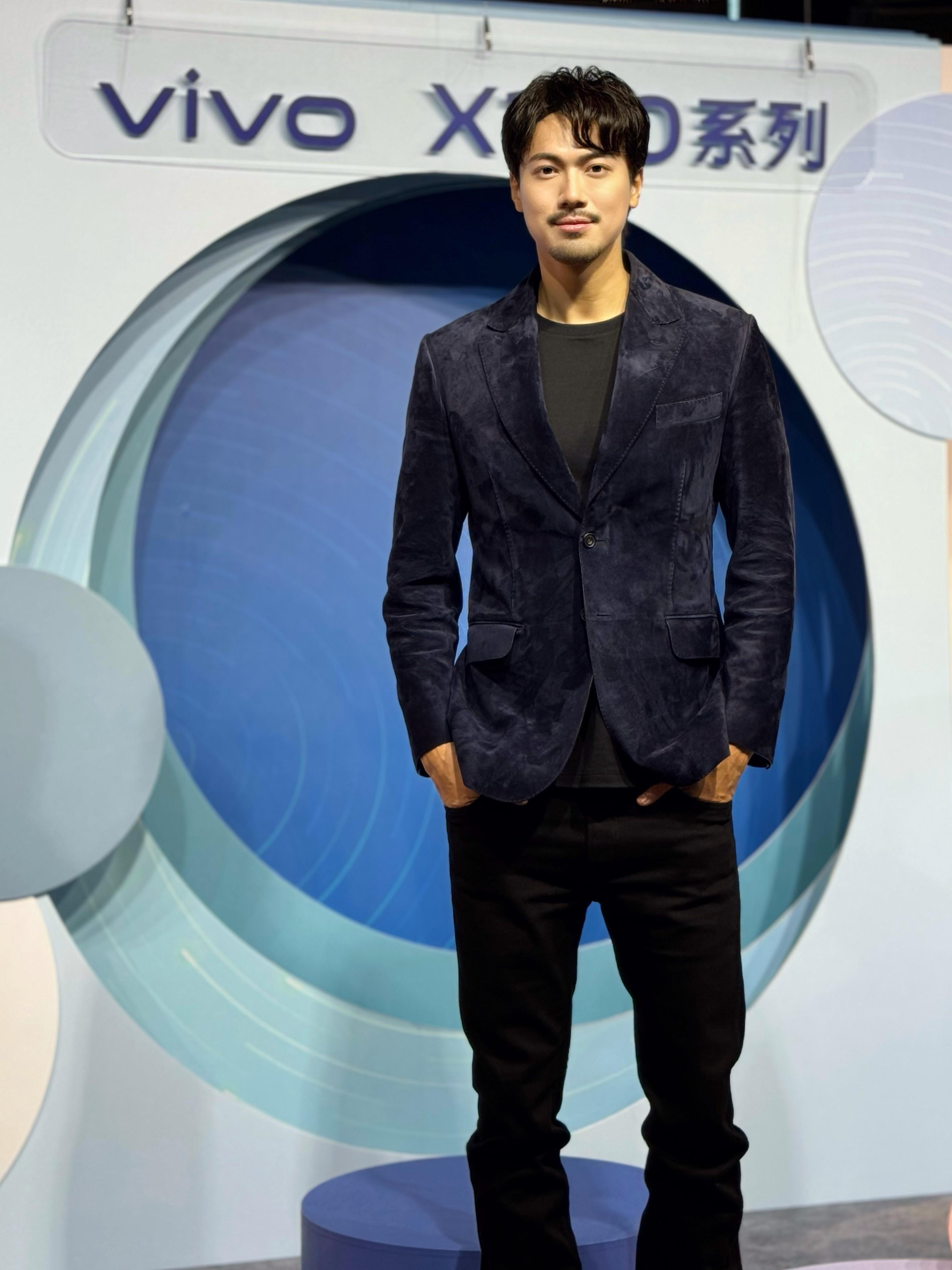 胡卓希獲邀出席在台北101舉行的手機發布會。