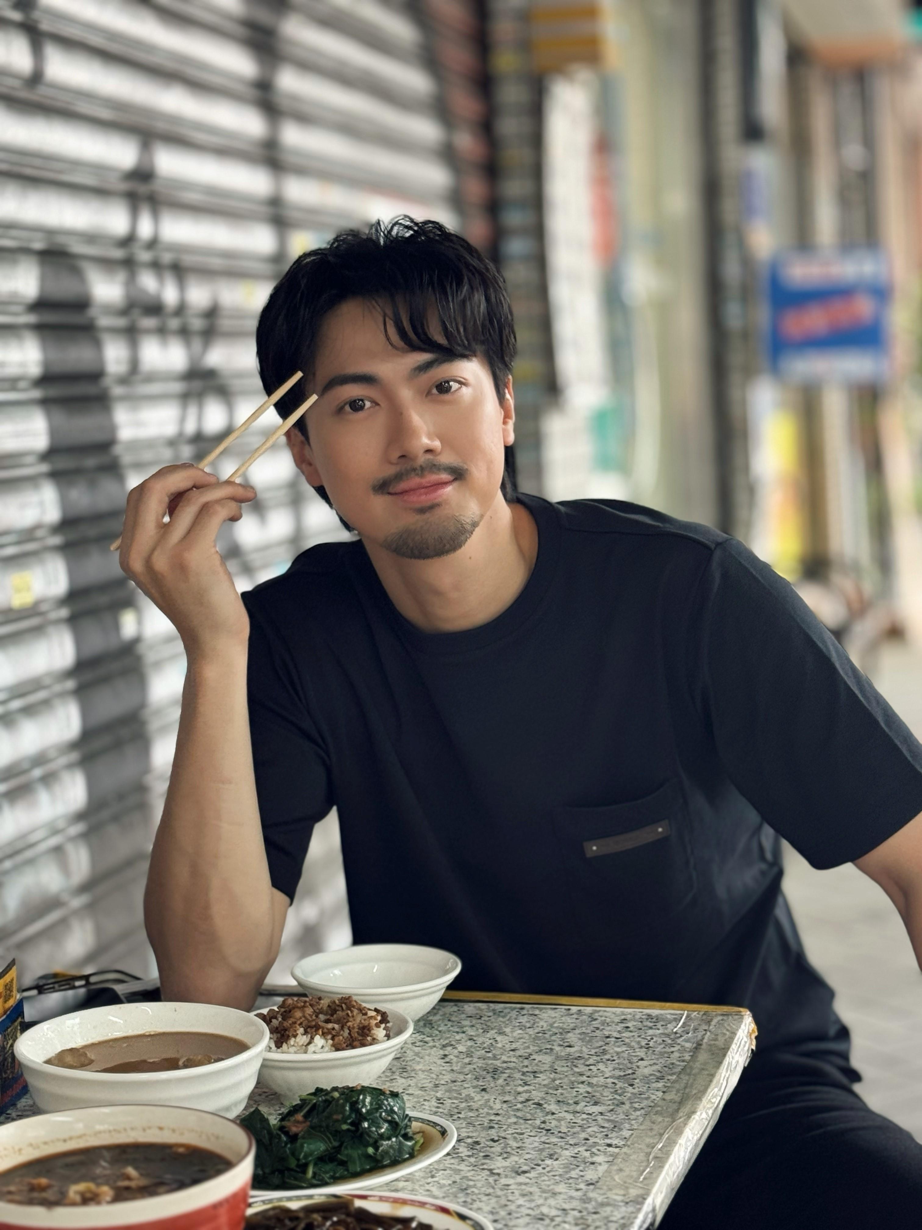 Jason入鄉隨俗,體驗滷肉飯及台啤等寶島美食。