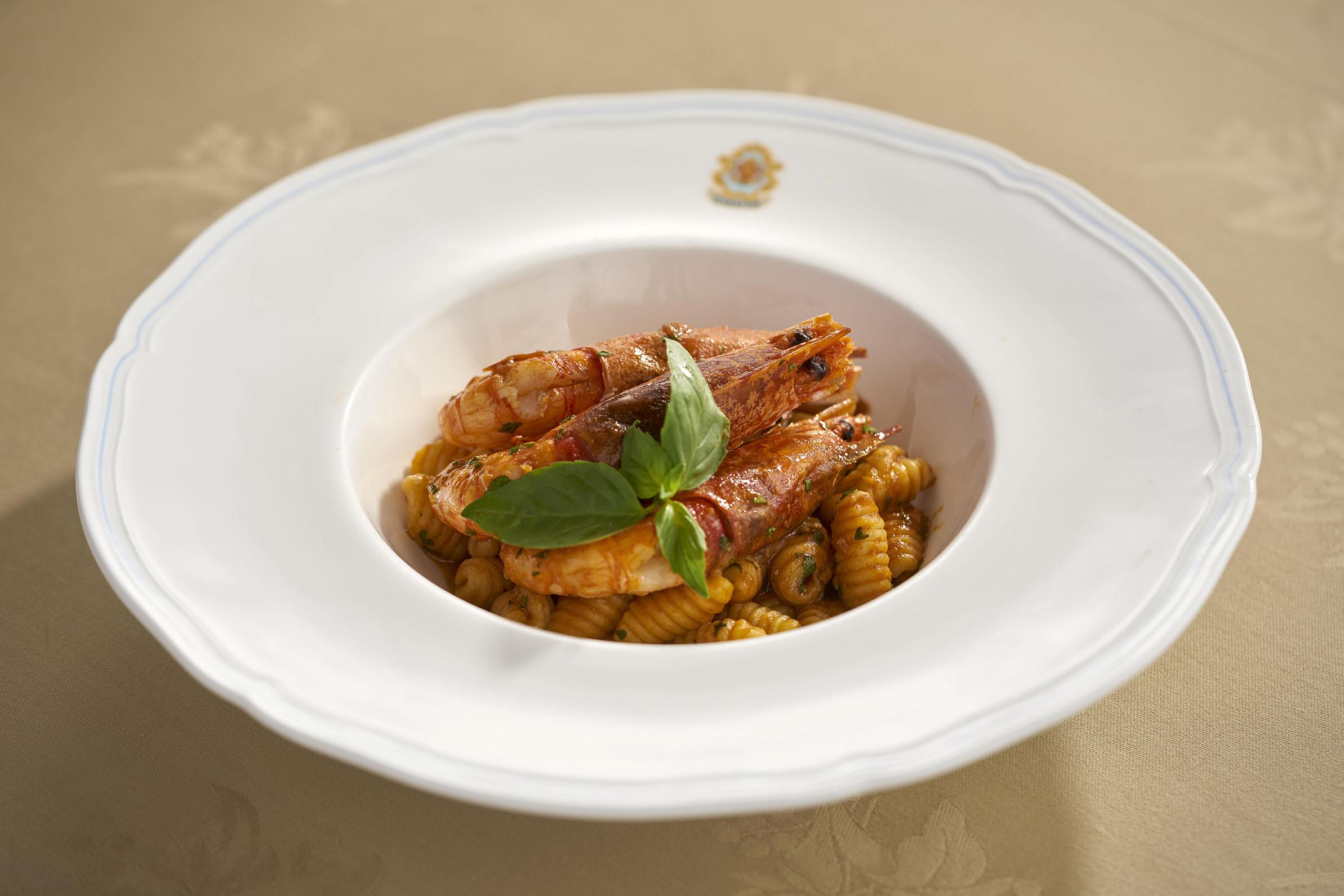 自家製貝殼粉配意式西西里紅蝦及香草番茄汁。