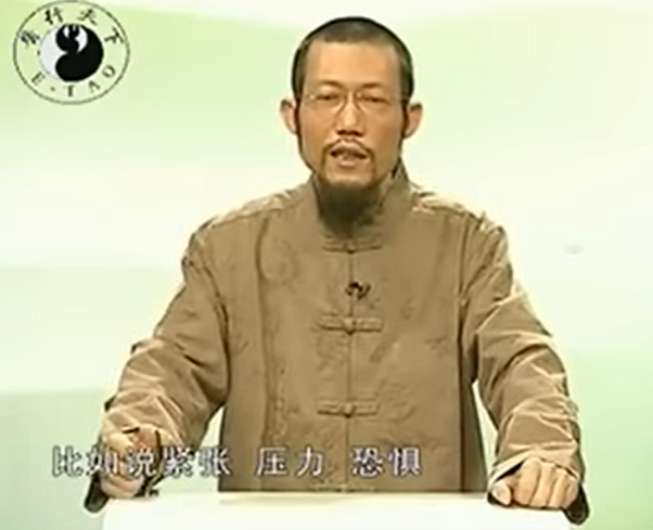 60歲的蕭宏慈為湖北松滋人,2009年開始於世界多地宣傳自己的「拍打拉筋療法」,聲稱通過拉筋、拍打身體直到出現瘀青和禁食,就可以驅除體內毒素,令病症不藥而愈。