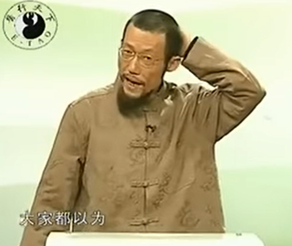 60歲的蕭宏慈為湖北松滋人,2009年開始於世界多地宣傳自己的「拍打拉筋療法」,聲稱通過拉筋、拍打身體直到出現瘀青和禁食,就可以驅除體內毒素,令病症不藥而愈。
