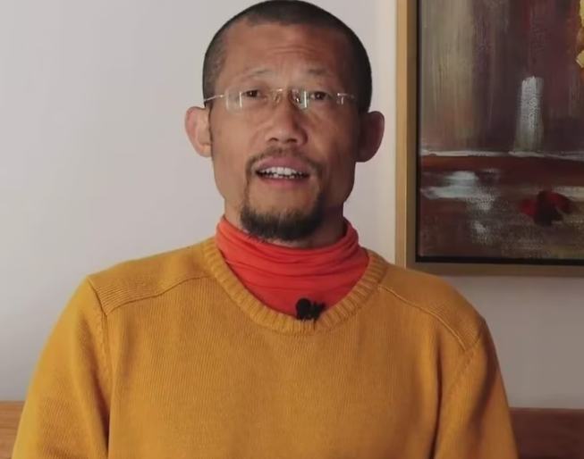 60歲的蕭宏慈為湖北松滋人,2009年開始於世界多地宣傳自己的「拍打拉筋療法」,聲稱通過拉筋、拍打身體直到出現瘀青和禁食,就可以驅除體內毒素,令病症不藥而愈。