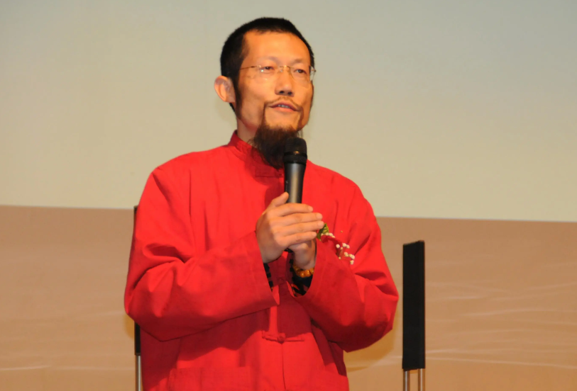 60歲的蕭宏慈為湖北松滋人,2009年開始於世界多地宣傳自己的「拍打拉筋療法」,聲稱通過拉筋、拍打身體直到出現瘀青和禁食,就可以驅除體內毒素,令病症不藥而愈。