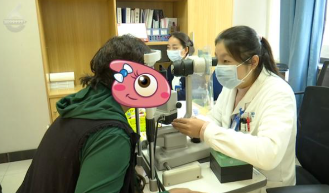 雲南昆明一名女子近日眼睛不舒服,揉眼時竟掉出一條蟲在手上爬,她大驚趕赴醫院就診。醫生檢查時翻開眼皮,能看到一條條絲線樣的白色寄生蟲不停地蠕動,最終從右眼取出40多隻蟲子,左眼取出10多條。