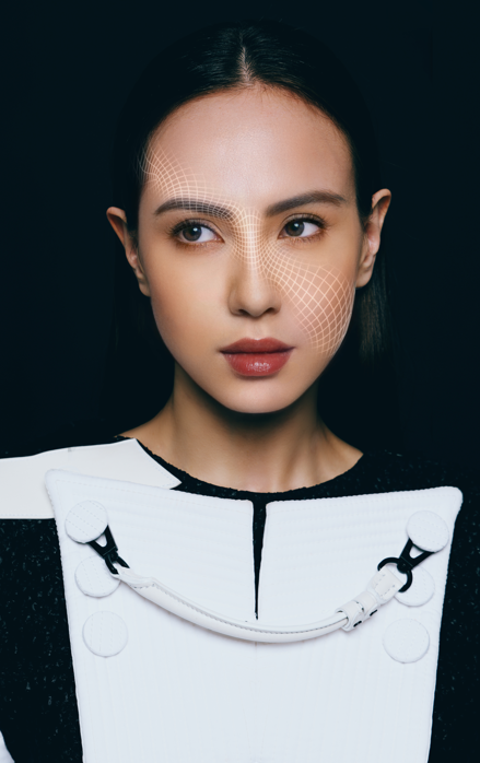 「上騰制作有限公司」公布繼9月鍾舒漫加盟後,今日與香港品牌科技公司Gusto Collective宣布,歡迎全球首位虛擬藝術家「MonoC」加盟,成為全港首位AI虛擬藝人