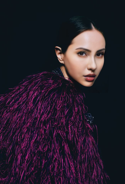 「上騰制作有限公司」公布繼9月鍾舒漫加盟後,今日與香港品牌科技公司Gusto Collective宣布,歡迎全球首位虛擬藝術家「MonoC」加盟,成為全港首位AI虛擬藝人