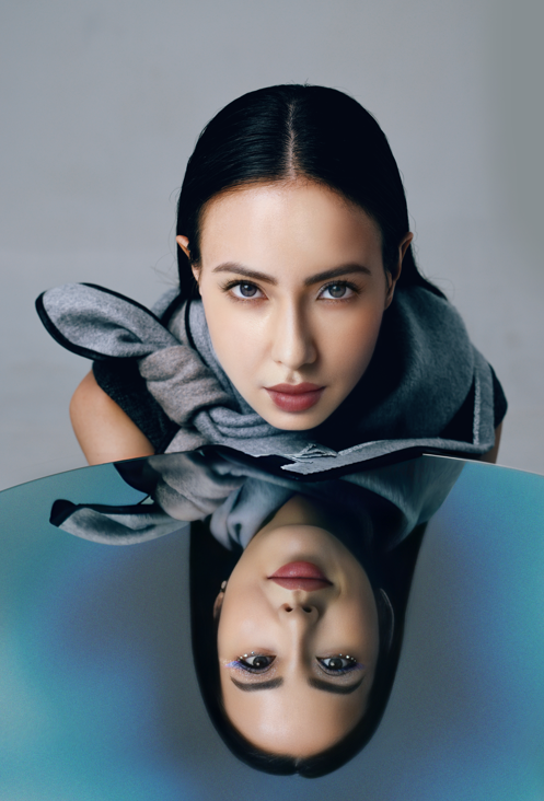 「上騰制作有限公司」公布繼9月鍾舒漫加盟後,今日與香港品牌科技公司Gusto Collective宣布,歡迎全球首位虛擬藝術家「MonoC」加盟,成為全港首位AI虛擬藝人