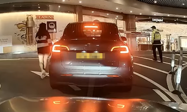 該段51秒的後方車CAM影片可見該涉事車由地庫停車場駛到地面,但未有向左邊方向離開,停在另一方禁止駛出的閘口。