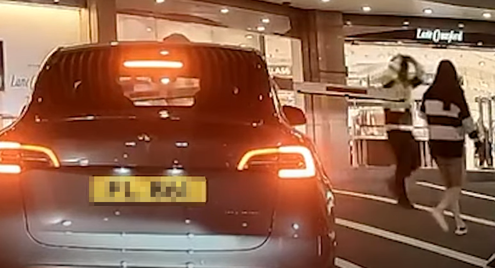 女乘客下車與該位保安爭論